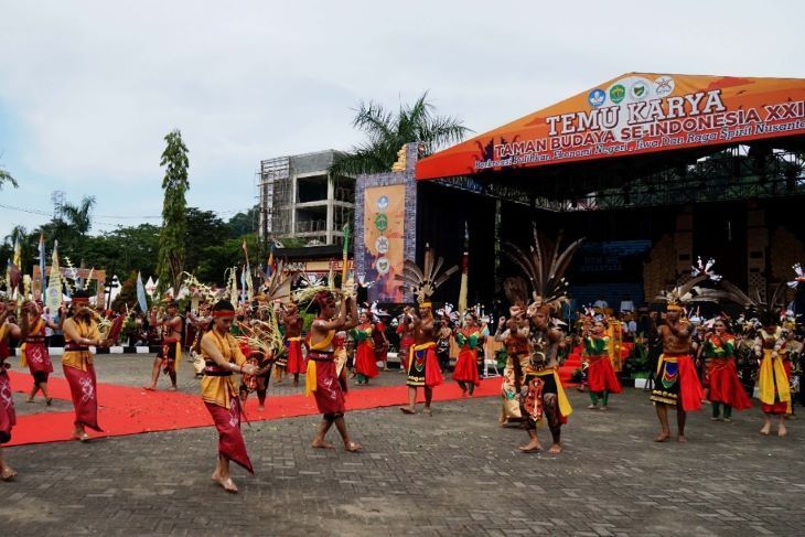 Tariantradisional Dayak Kalimantan Timur menjadi pembuka Temu Karya Taman Budaya se Indonesia XXI 2022 Senin 19 September 2022 di Taman Budaya Samarinda Kalimantan Timur.