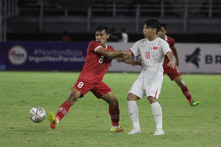 Pesepak bola Indonesia Arkhan Fikri (kiri) berebut bola dengan pesepak bola Vietnam Dinh Xuan Tien (kanan) saat pertandingan babak kualifikasi Piala Asia U-20 2023 Grup F di Stadion Gelora Bung Tomo, Surabaya, Jawa Timur, Minggu (18/9/2022).