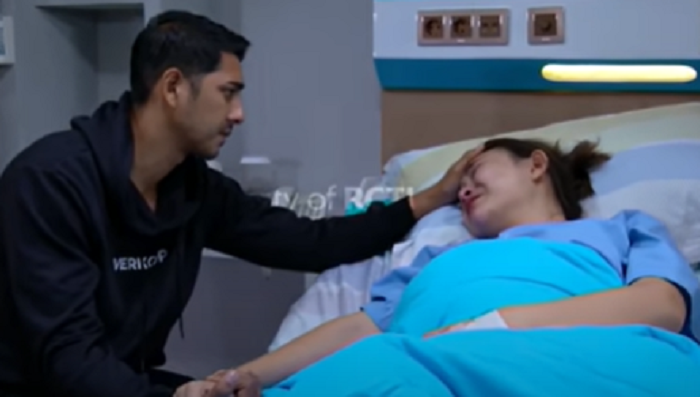 Adegan sinetron Ikatan Cinta, pemeran Aldebaran menemani Andin di rumah sakit./