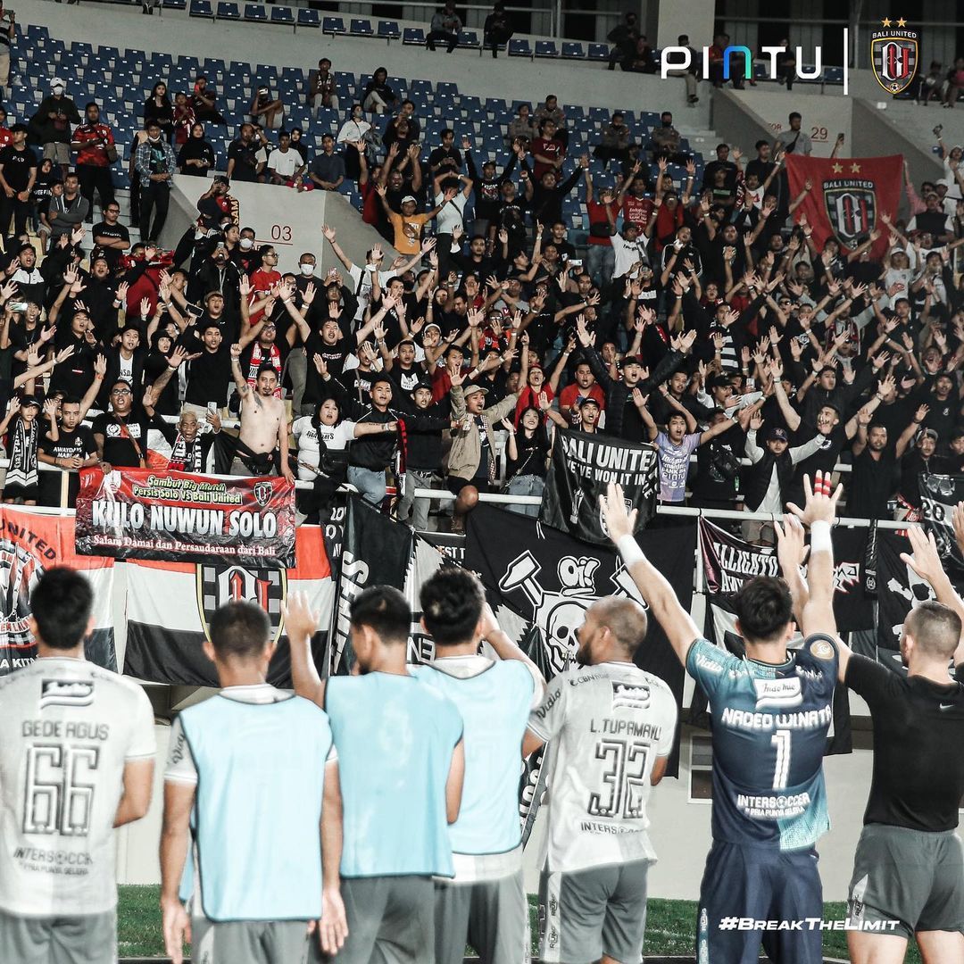 Pemain Bali United beri penghormatan pada suporter usai laga lawan Persis Solo, Rabu 15 September 2022. 