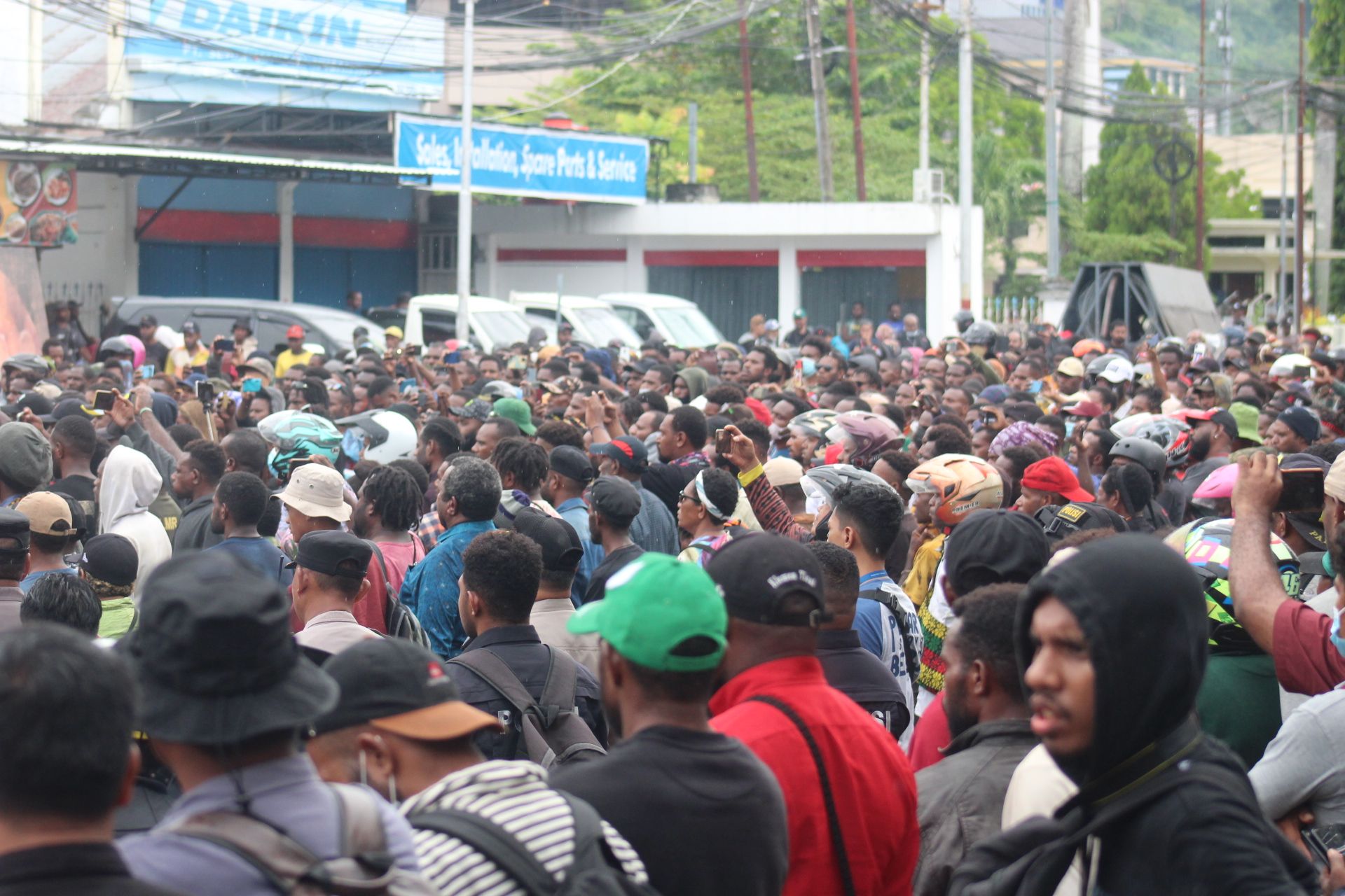 Sebagian massa aksi save Lukas Enembe yang berkumpul di taman Imbi, Kota Jayapura, Papua, Selasa 20 September 2022 dok (PORTAL PAPUA)
