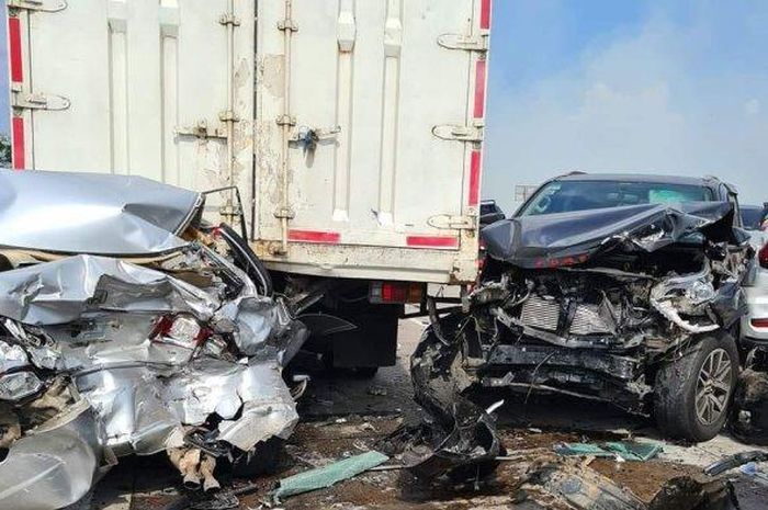 Kendaraan yang ringsek pada kecelakaan maut beruntun di tol Pejagan-Pemalang, Jawa Tengah. (Foto: Cirebon.tribunnews.com)