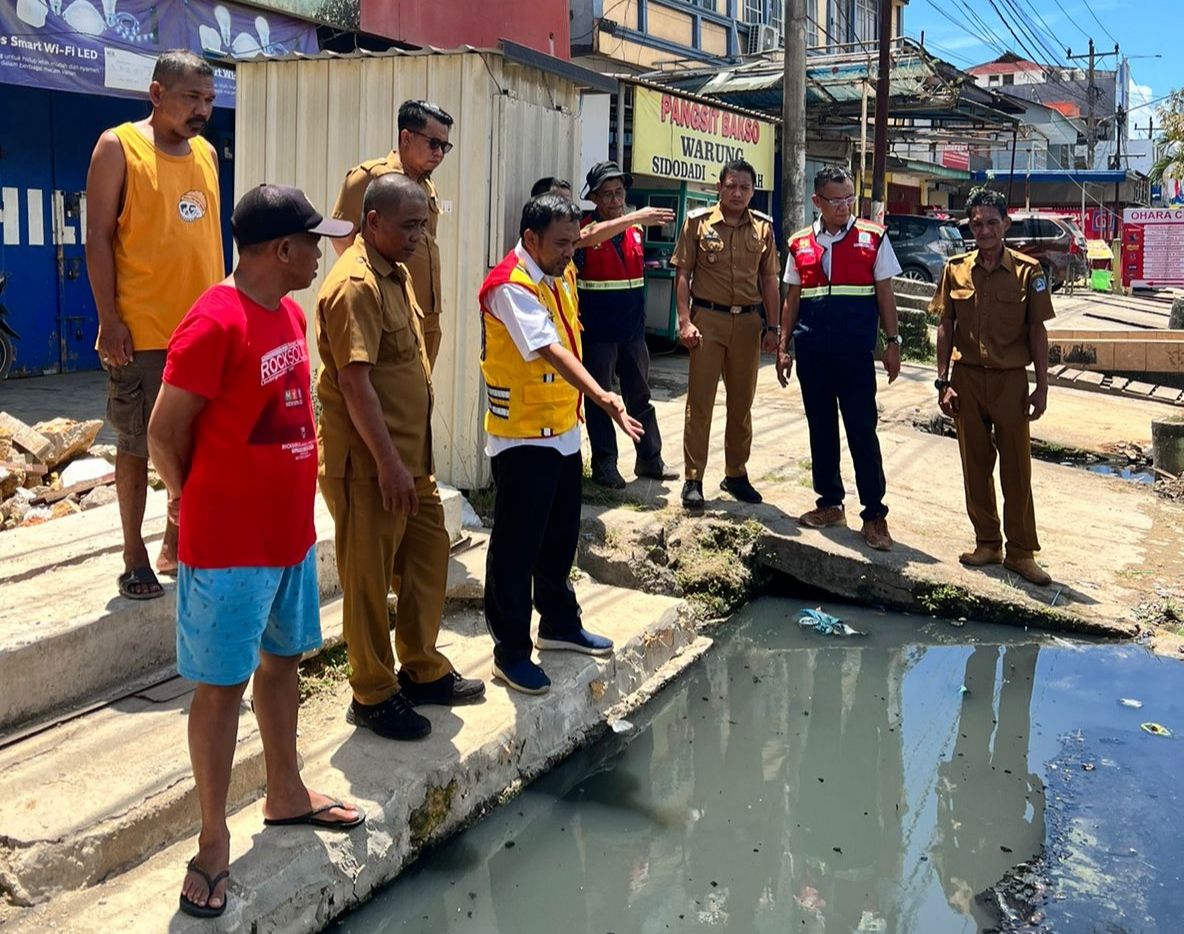 Tim Balai Jalan saat meninjau jalan yang terendam air got di Kelurahan Dapu-dapura. 