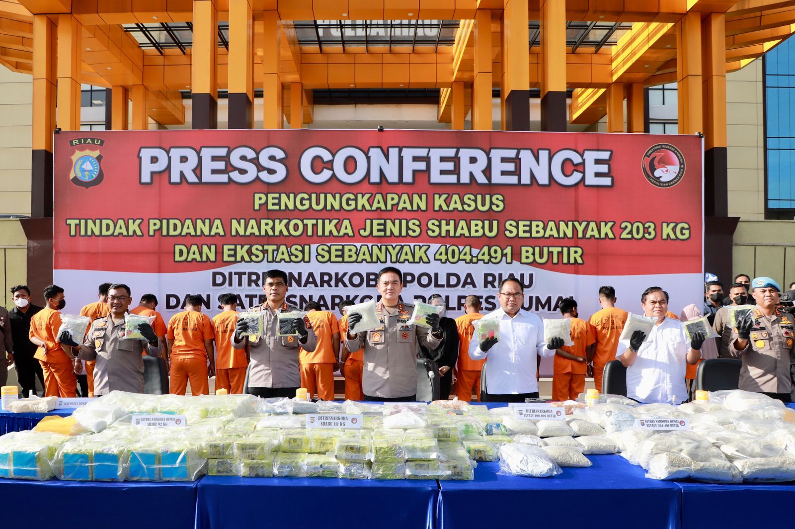 Polda Riau berhasil mengamankan barang bukti berupa 203 kg sabu dan 404.491 butir ekstasi dalam kurun waktu 4 hari dan menjadi prestasi terbesar Polda Riau dalam pengungkapan kasus narkoba.