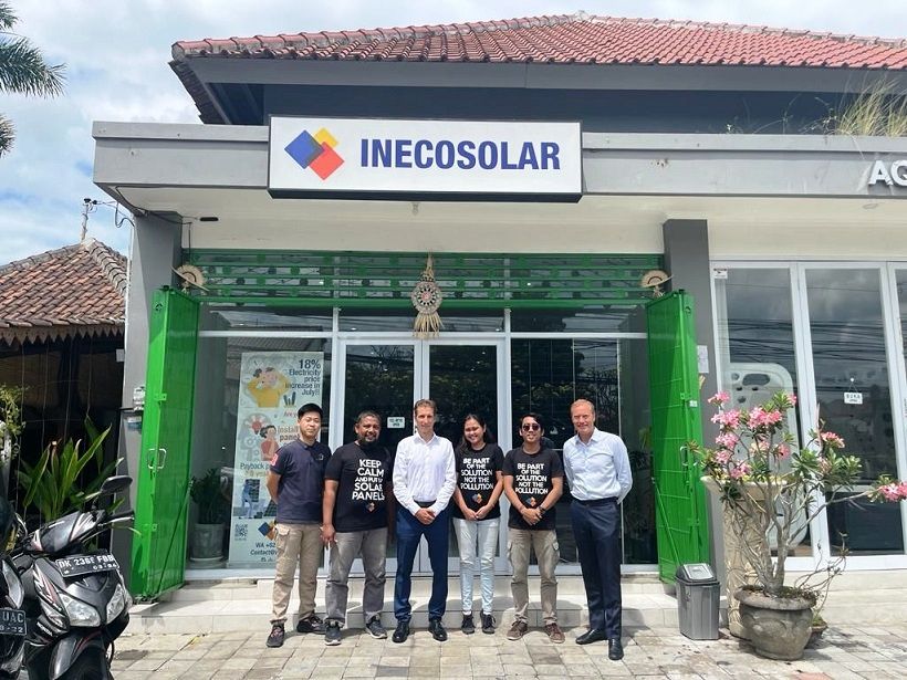 Marius Kleiven, Vice President Business Development, Yinson Renewables (paling kanan), dan Benoît Prim, Pendiri dan Direktur Inecosolar (ke-3 dari kiri), bersama tim Inecosolar di kantor Inecosolar, Bali, Indonesia. Foto: Inecosolar
