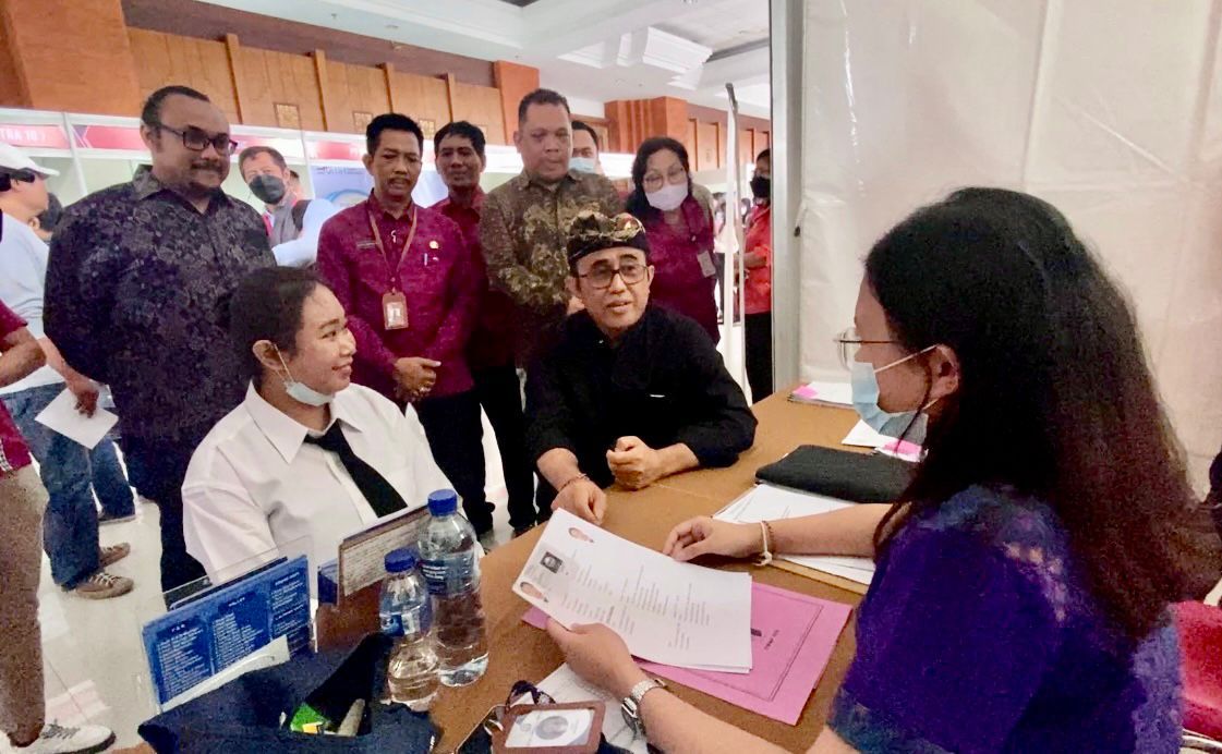 Walikota Denpasar Jaya Negara membuka Job Fair 2022 di Gedung Dharmanegara Alaya Denpasar Selasa 20 September 2022.