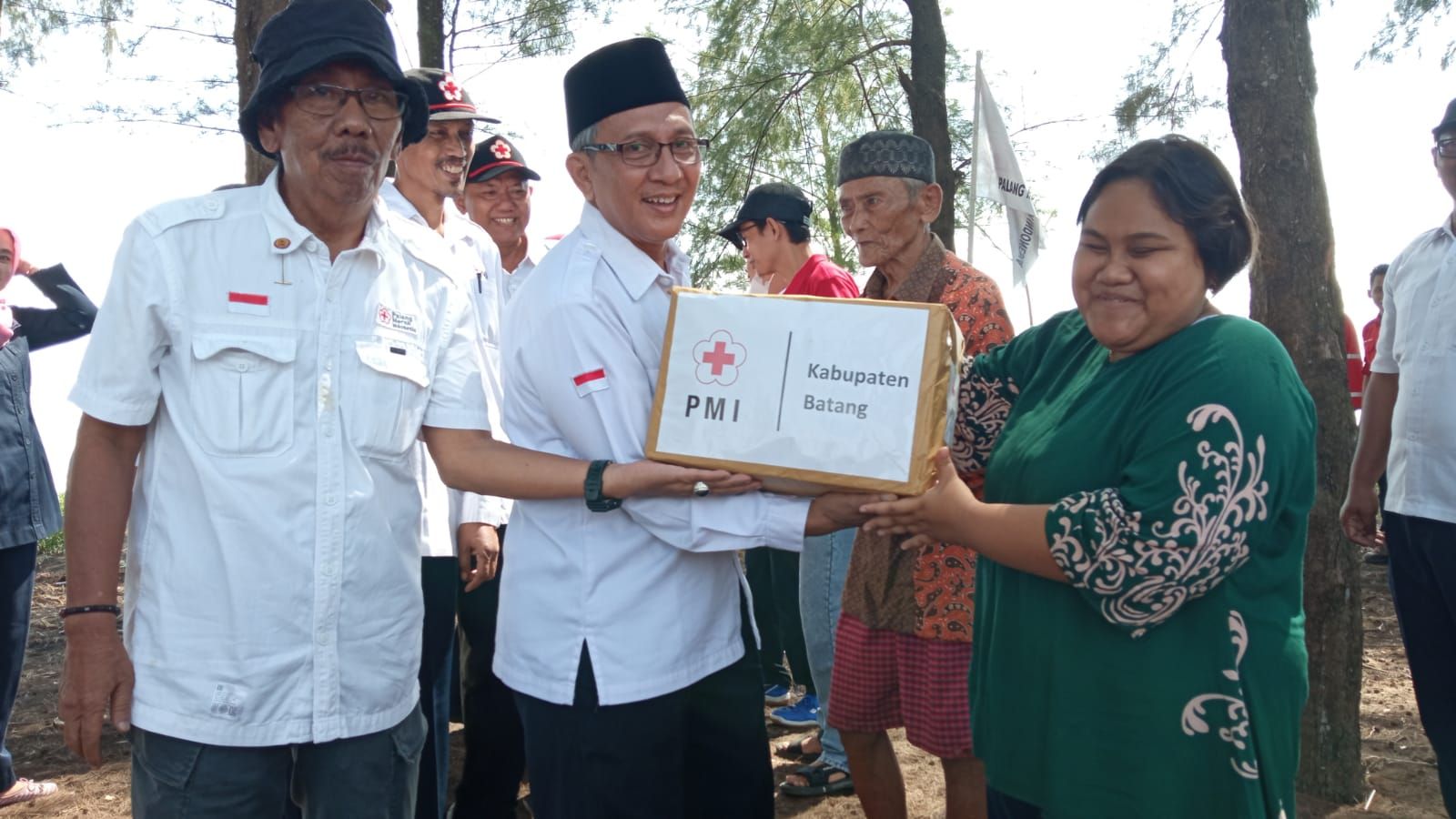 Ketua PMI Kabupaten Batang Achmad Taufiq berikan bantuan sosial kepada masyarakat dalam HUT PMI ke 77