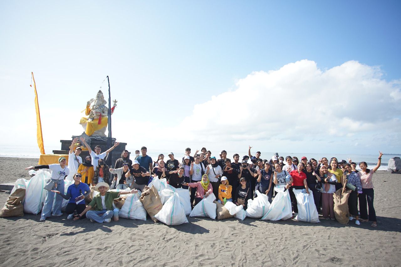  Uni Eropa dan negara-negara anggotanya memulai rangkaian Pekan Diplomasi Iklim (Climate Diplomacy Week) Minggu 18 September 2022 melalui kegiatan bersih-bersih bersama komunitas Bring Your Tumbler Be An Eco Warrior di Pantai Biaung, Denpasar.