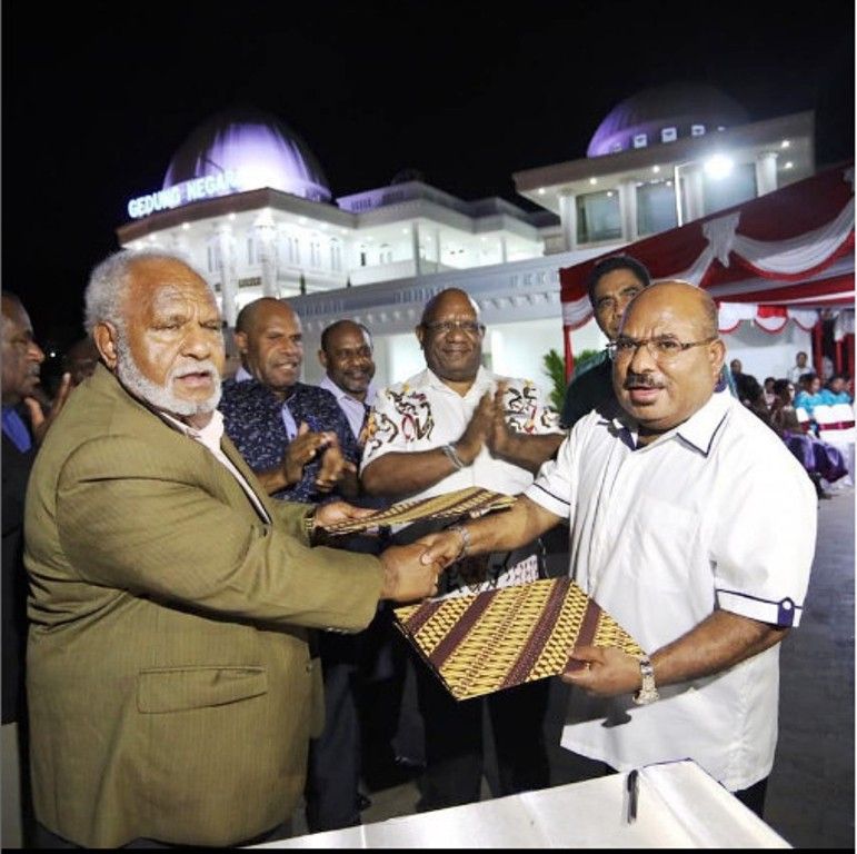 Gubernur Papua Lukas Enembe (baju putih)