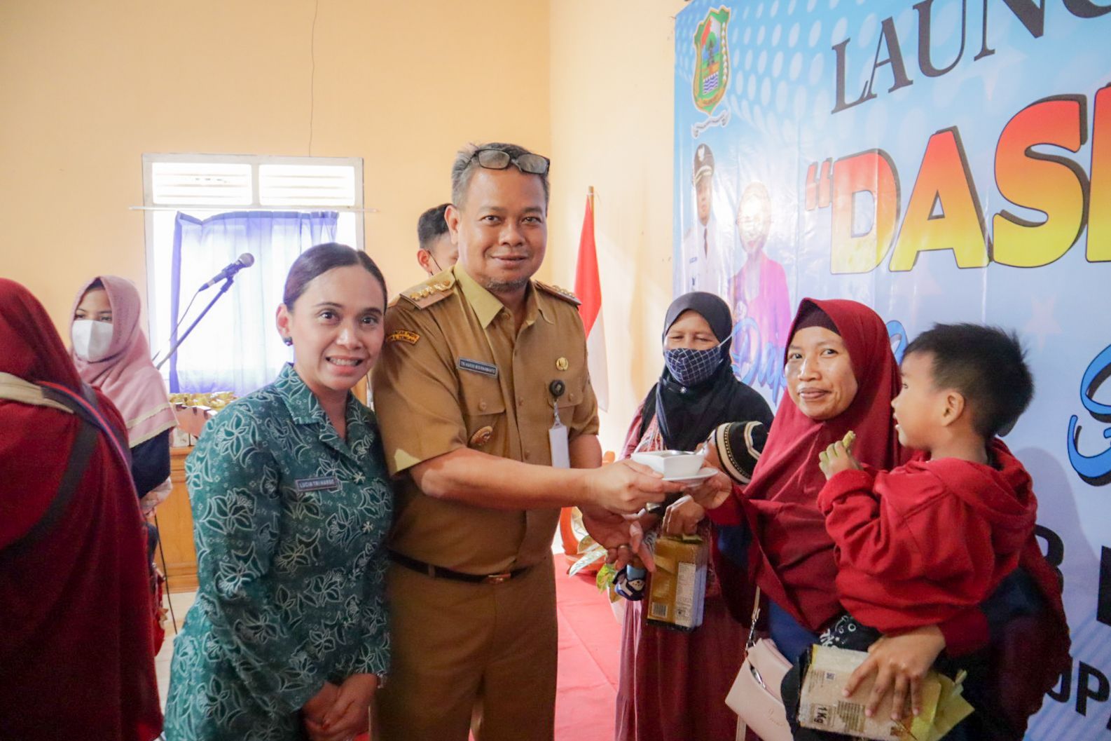 Pj Bupati Banjarnegara Tri Hasto Widirahmanto bersama ketua Tim Penggerak PKK Kabupaten Banjarnegara Ny. Lucia Tri Hasto melauncing program DASHAT