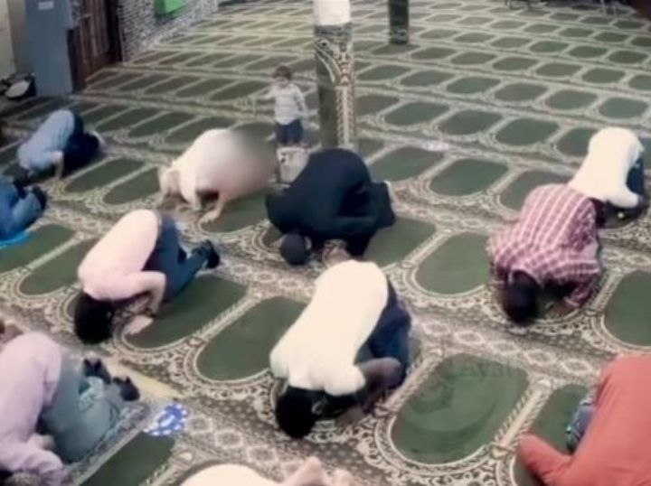 Wanita Non Muslim di Kanada Tanyakan Keberadaan 'Anak Tuhan' di Masjid, Sempat Ikut Sholat Pakai Baju Mini