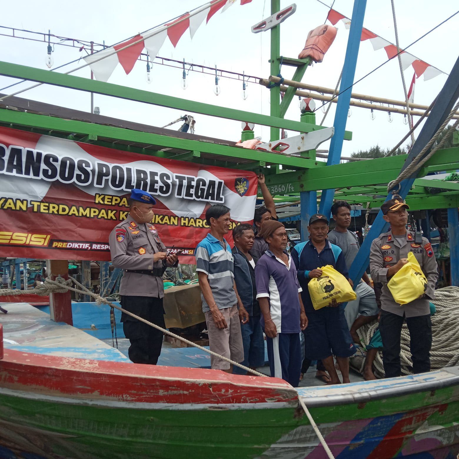 Bansos Polres Tegal di Kampung Nelayan Desa Munjungagung