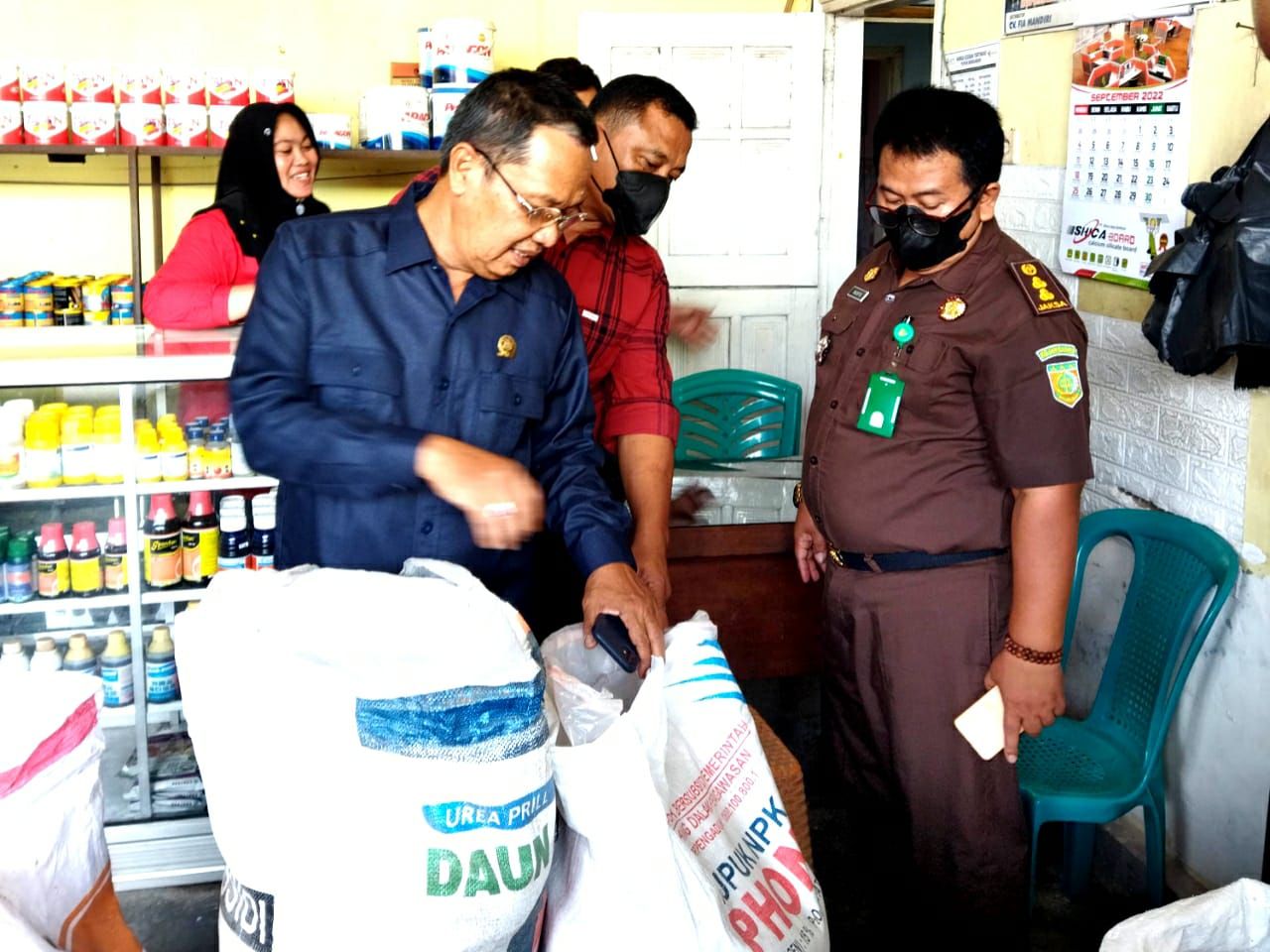 Ketua DPRD Bondowoso saat sidak di UD Lancar Jaya Pengarang, Jambesari Darusholah. Toko ini tak memiliki ijin penjualan pupuk, namun menjual pupuk bersubsidi.
