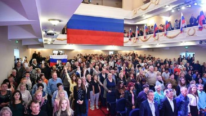 Warga Zaporizhzhia selama kongres nasional terkait referendum untuk bergabung dengan Rusia di Pusat Rekreasi Pekerja Kereta Api di Melitopol.*  