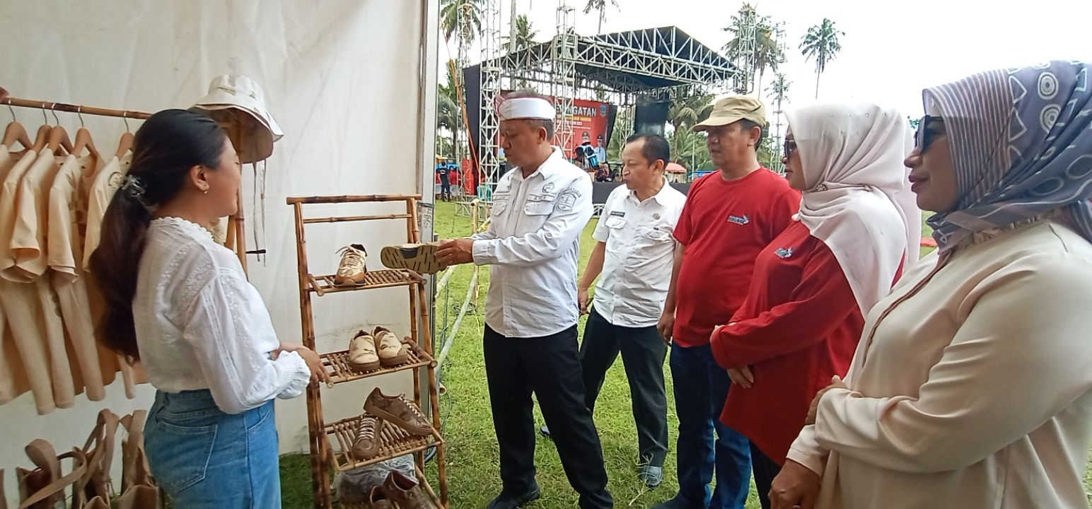 Asda 1 Rida Nirwada bersama Kepala Dinas serta anggota DPRD Pangandaran saat mengunjungi salah satu stand pameran, Rabu, 21 September 2022.
