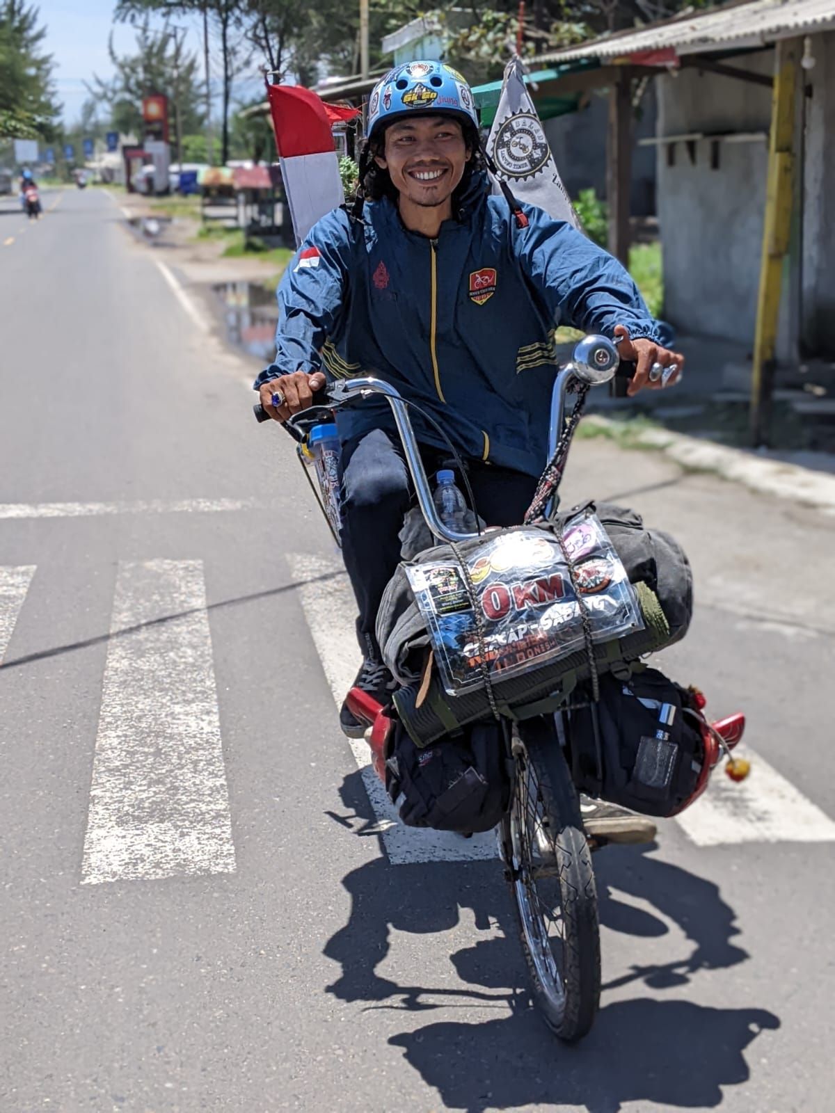  Pria asal Cilacap, Jawa Tengah ini melakukan gowes dari Km 0 Sabang, Aceh dan tiba di Bengkulu, Kamis (22/9/22)./foto; Indra/