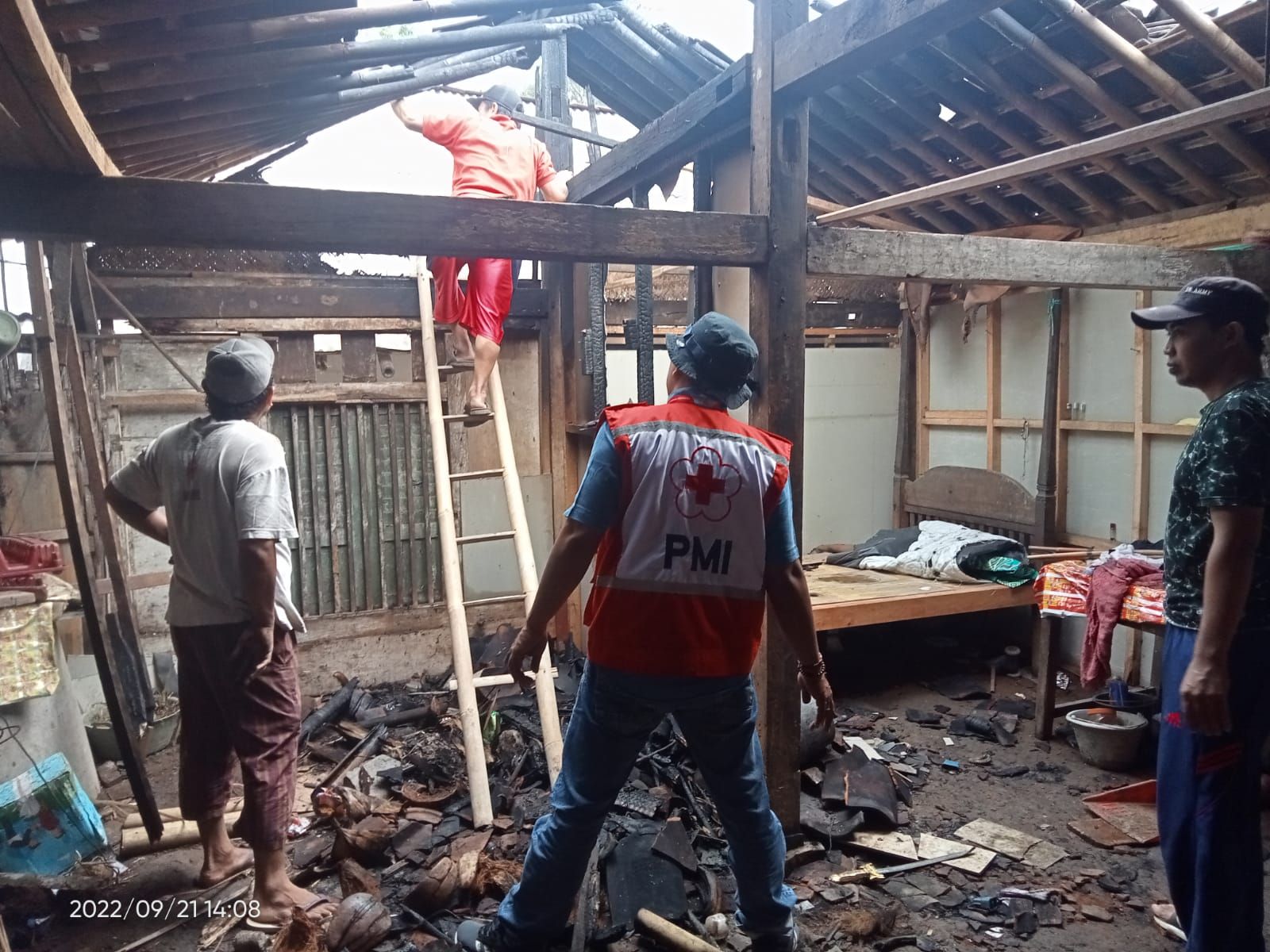 Tim Sibat PMI Jatinegara, Rereb, saat melakukan asesment rumah di Desa Gantungan yang terbakar.