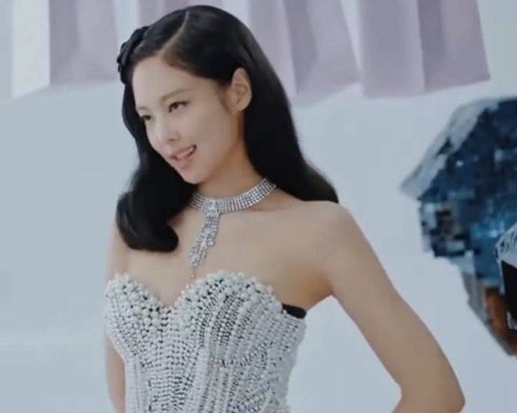 Jennie "Blackpink" mengenakan busana karya Diana Muljono Putri  dalam video musik "Shut Down" yang dirilis belum lama ini.