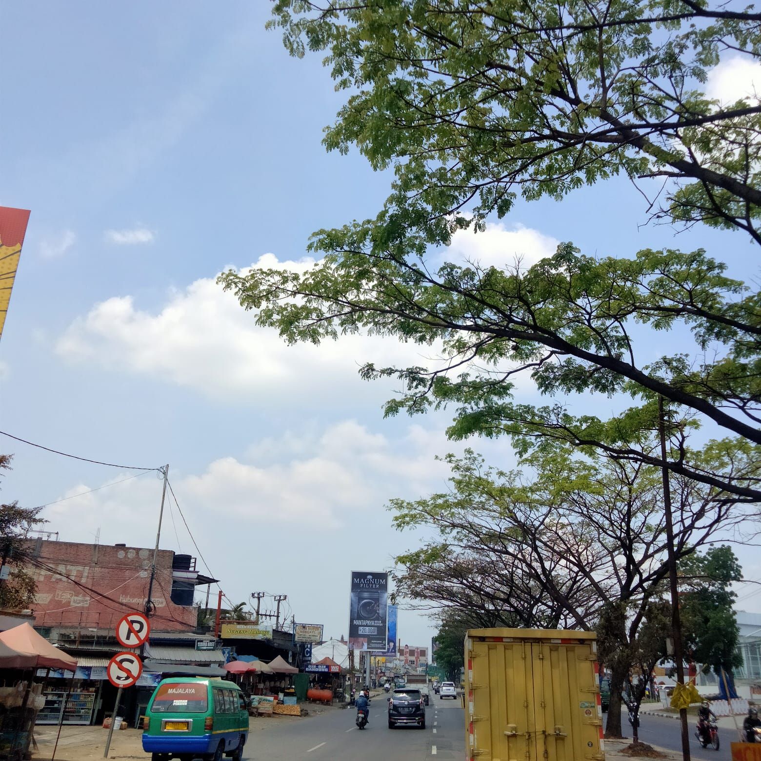 Reklame yang beridiri di pinggir jalan Bandung - Garut yang berada di Cileunyi Wetan akan dibongkar paksa