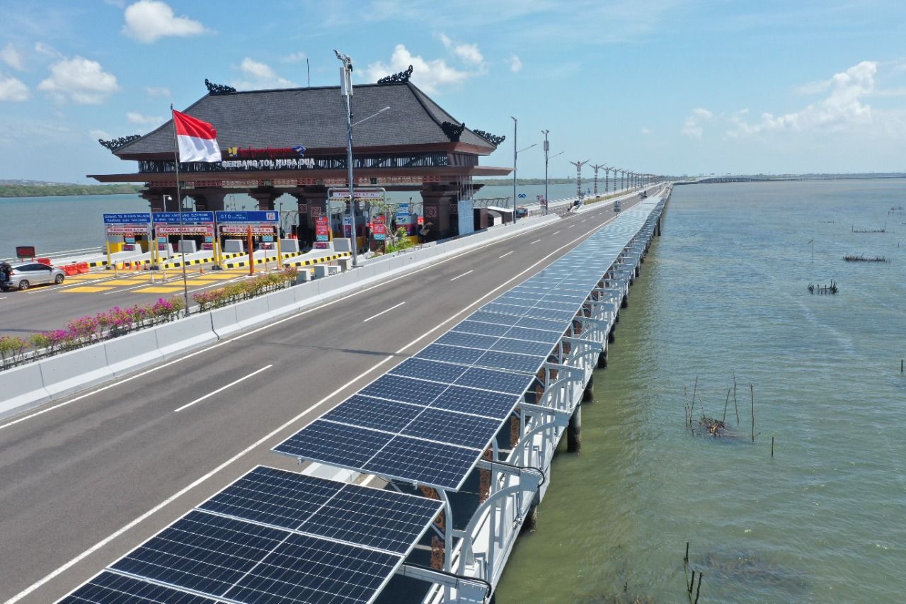 Panel surya jalan tol Bali-Mandara 
