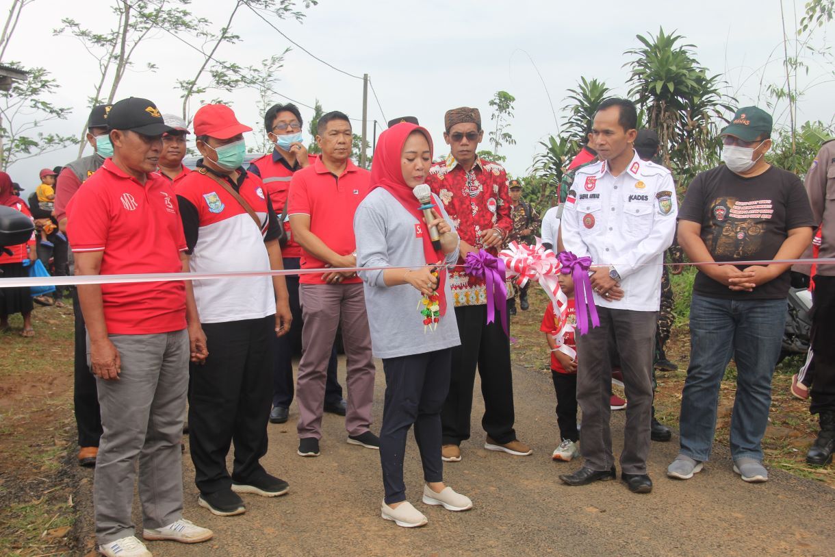 Bupati Tiwi Resmikan Jalan Danasari-Sirau, Berikut Selengkapnya