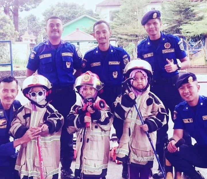 Peserta didik SITB Parakancanggah berpose bersama petugas Damkar Banjarnegara pada kamis 22 September 2022
