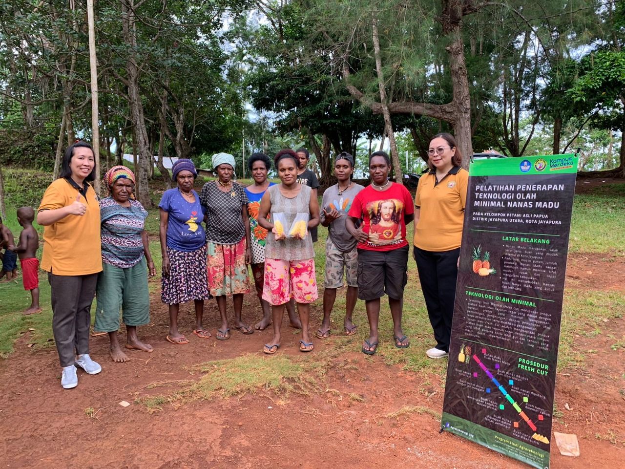 Suasana saat Ketua Pengabdian Masyarakat, Novita Condro, M.P. foto bersama tim Prodi Agroteknologi serta petani nanas madu Papua