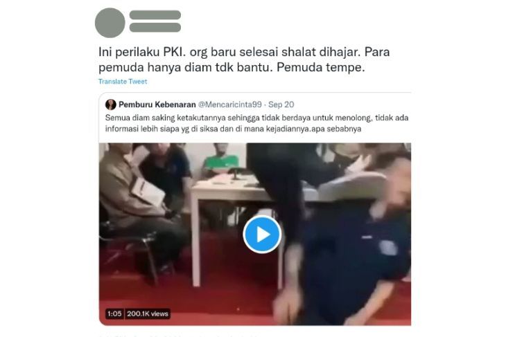 Konten yang beredar di twitter bernarasikan perilaku PKI yang menendang orang usai Sholat
