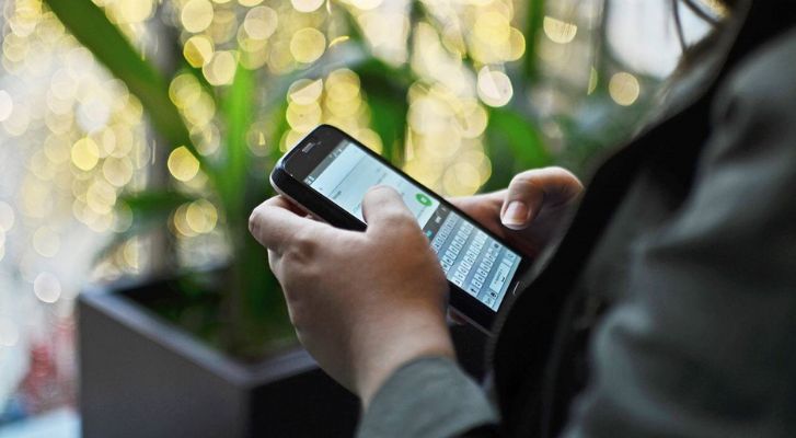 Ilustrasi menggunakan paket internet dengan smartphone.   