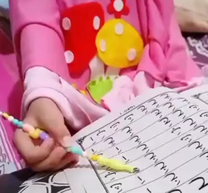 Cek lirik Allahummarhamna Bil Quran artinya apa di teks Sholawat Bil Quran dalam bahasa Arab dan latin.