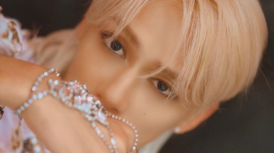 Jun, anggota Seventeen sukses merilis single 'Limbo'.*  