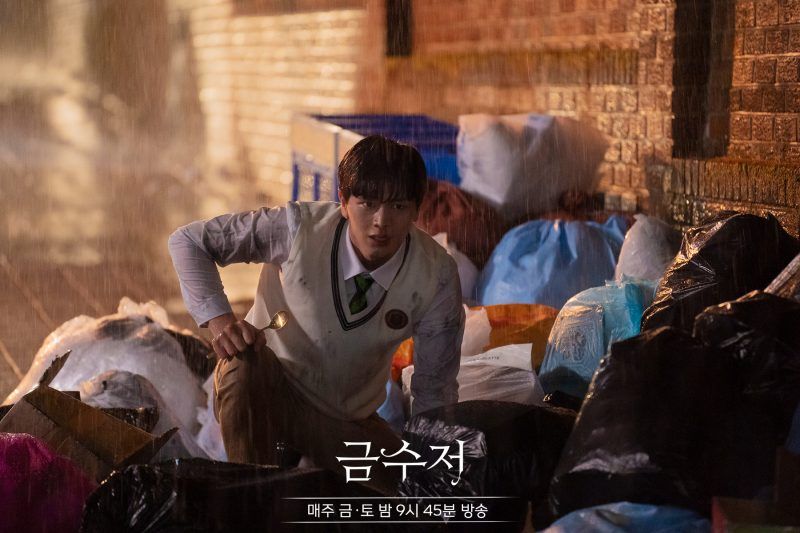 Yook Sungjae BTOB Bertekad untuk Mengubah Nasibnya Setelah Menggali Sendok Emas dari Sampah di Preview Drama 'The Golden Spoon' Episode 2