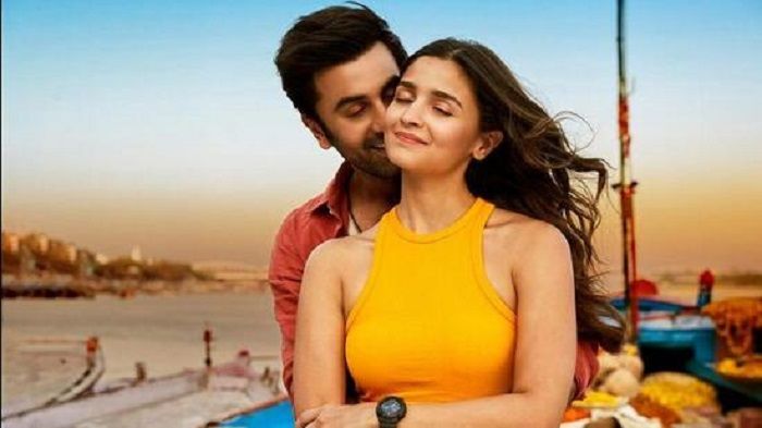 Ranbir Kapoor dan Alia Bhatt dalam adegan film Brahmastra.*  