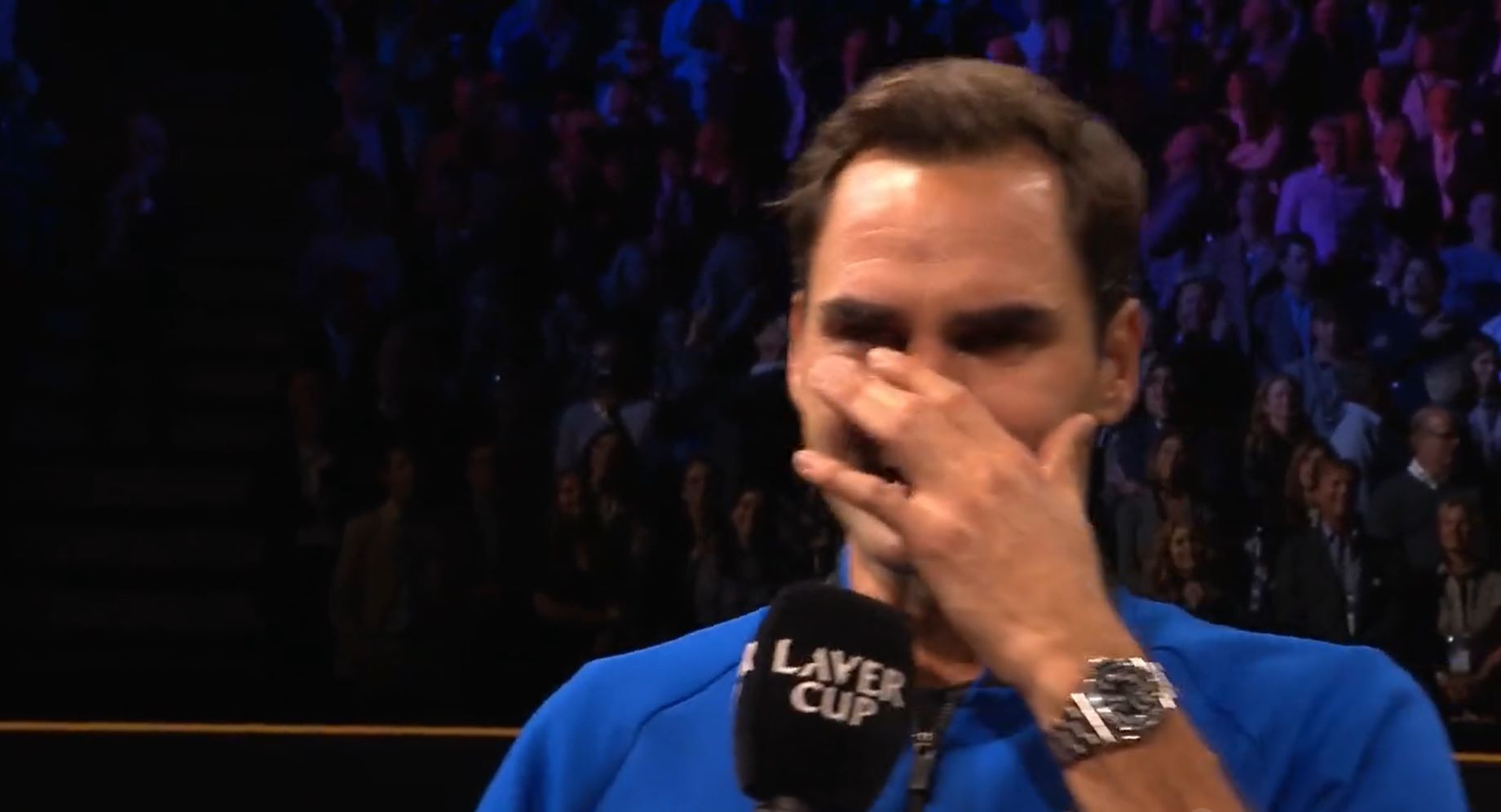 Petenis Roger Federer tak kuasa menahan tangis saat mengucapkan perpisahan usai kalah di pertandingan terakhirnya pada Laver Cup.
