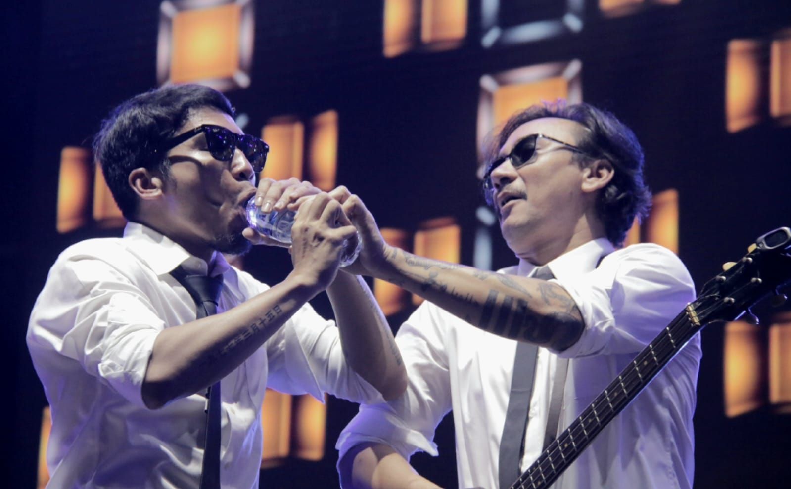 Vincent dan Desta berkomedi saat tampil bersama Endah N Rhesa membawakan lagu-lagu Koes Plus di panggung Pestapora di Gambir Expo Jakarta, Minggu 25 September 2022.