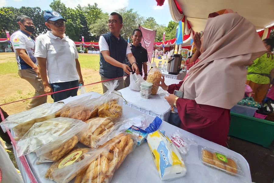 Founder Bandung Youth Entrepreneur, Acep Lulu Iddin (tengah), berkunjung ke salah satu stan acara Festival Kuliner Bandung.