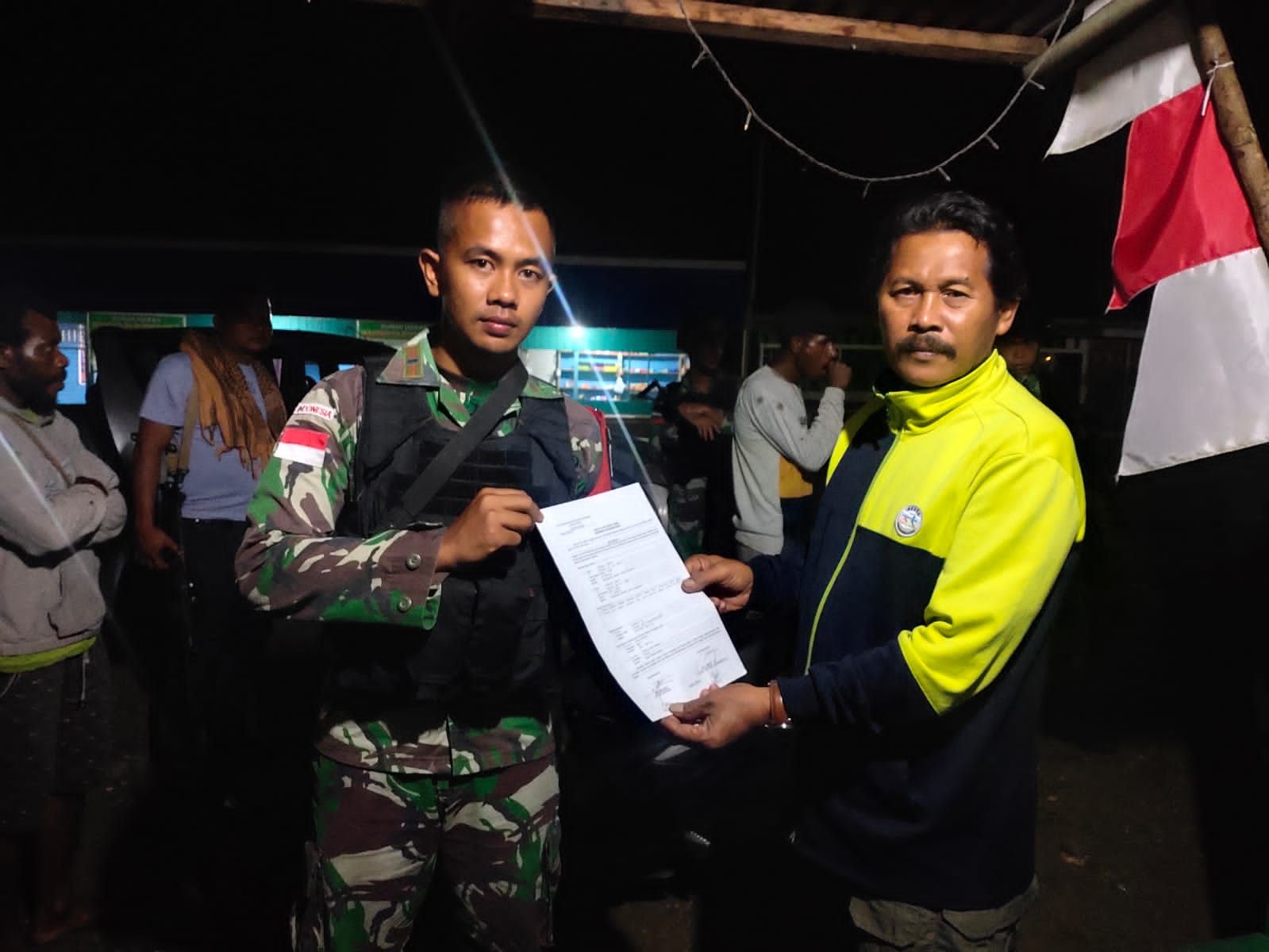 Penyerahan dari pihak Satgas Pamkas RI-PNG Yonif 711/Rks kepada Polres Keerom 