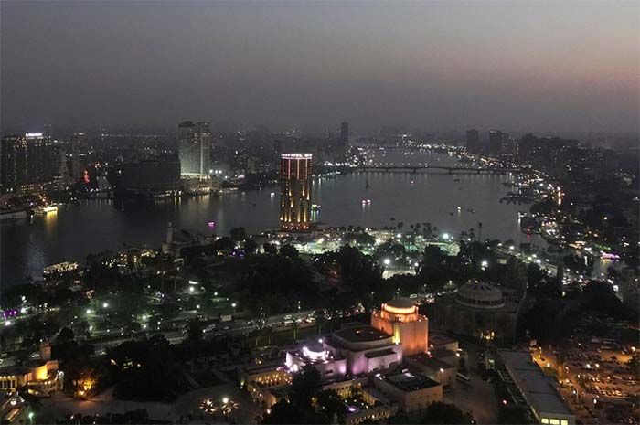 Pemandangan cakrawala kota dan Sungai Nil dari gedung menara Kairo di ibu kota Kairo, Mesir 5 Desember 2019.