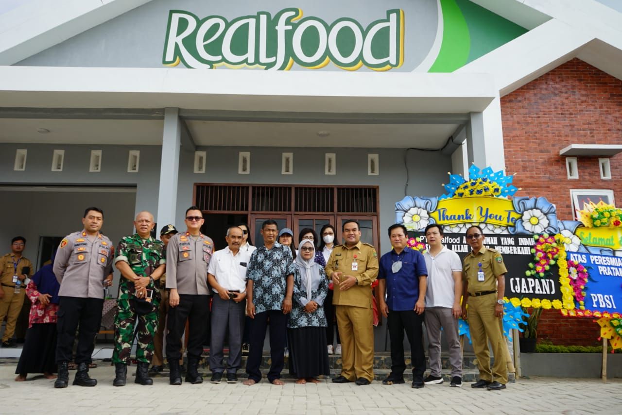 Bupati Bupati Blora, H. Arief Rohman, dan pengausahan Realfood Indonesia, Handoko  meresmikan rumah baru Pratama Arhan