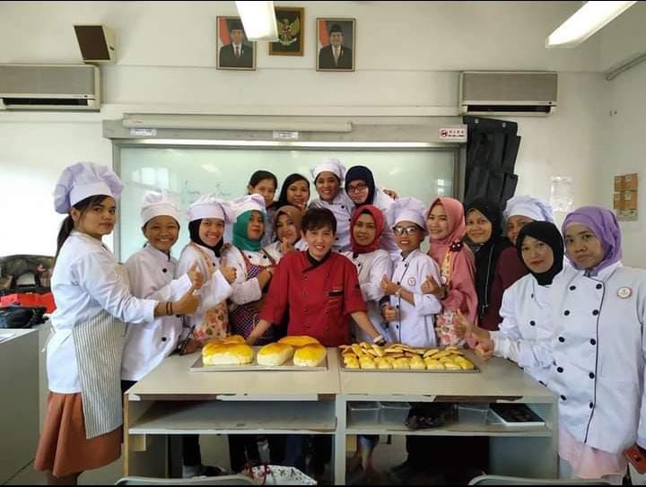 Zahira River bersama murid P3K KBRI, Level 1 Baking Class