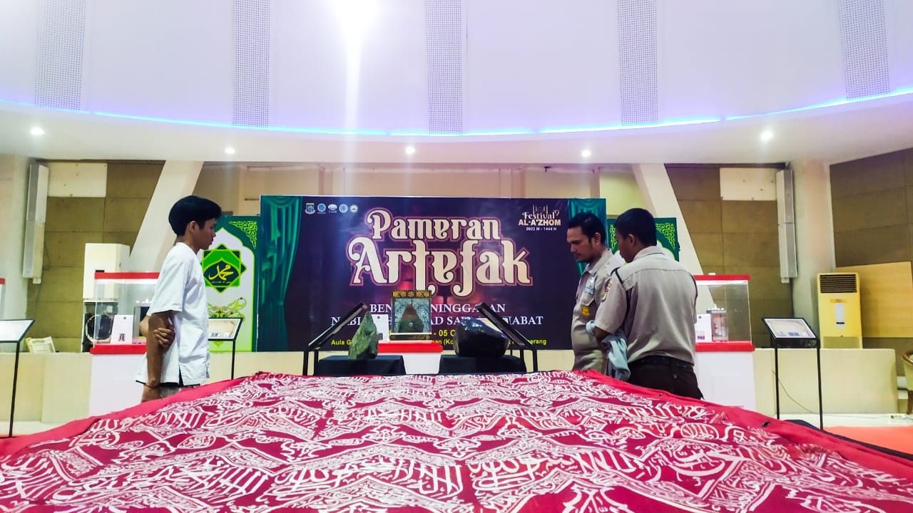 Sejumlah warga mengunjungi pameran artefak Rasulullah SAW dan Sahabat dalam rangkaian Festival Al Azhom 2022 Kota Tangerang.