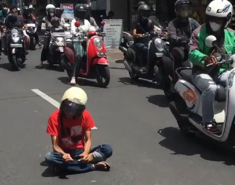 Aksi nekat seorang pemuda di Jl Waturenggong Denpasar, Senin 26 September 2022