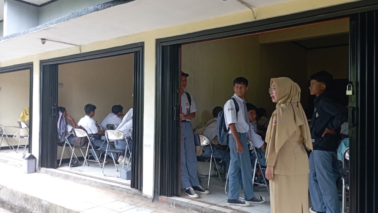 Tak Punya Gedung, 14 Tahun Siswa SMK N 1 Karangjambu Purbalingga Terlantar, Kini Belajar di kios Pasar.