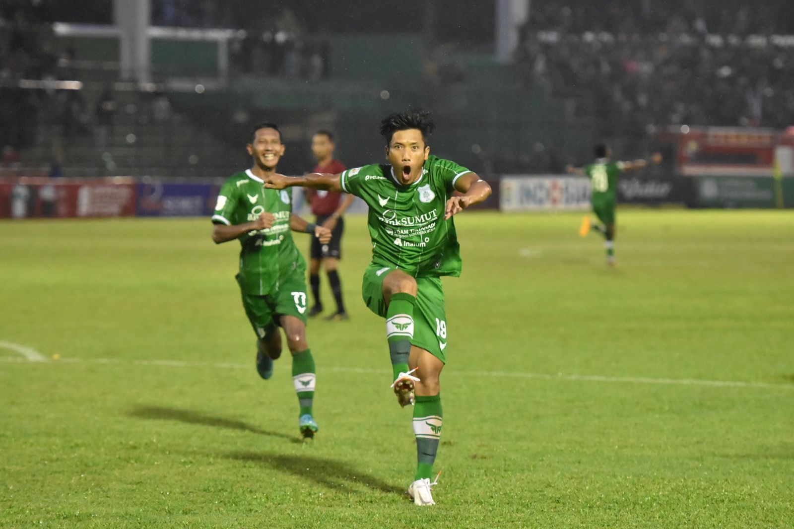 Gelandang veteran PSMS Medan Ahmad Bustomi merayakan gol yang dicetaknya ke gawang Semen Padang di Liga 2, Senin (26/9/2022) 