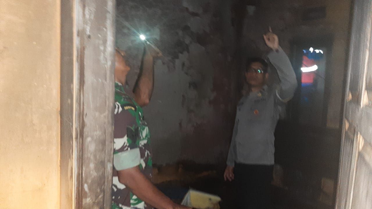Pihak kepolisian saat melakukan olah TKP kebakaran rumah warga Desa Panusupan, Kecamatan Rembang, Purbalingga, Senin sore 26 September 2022.