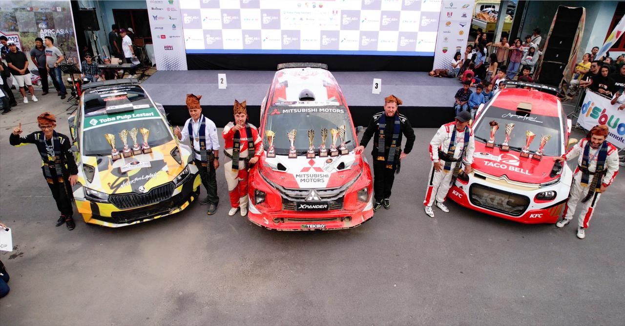 Pasanagan Rifat Sungkar-Benjamin Searcy (tengah) berhasil meraih gelar juara Rally Danau Toba Asia Pacific Rally Championship (APRC) sekaligus Kejuaraan Nasional Rally 2022./ 