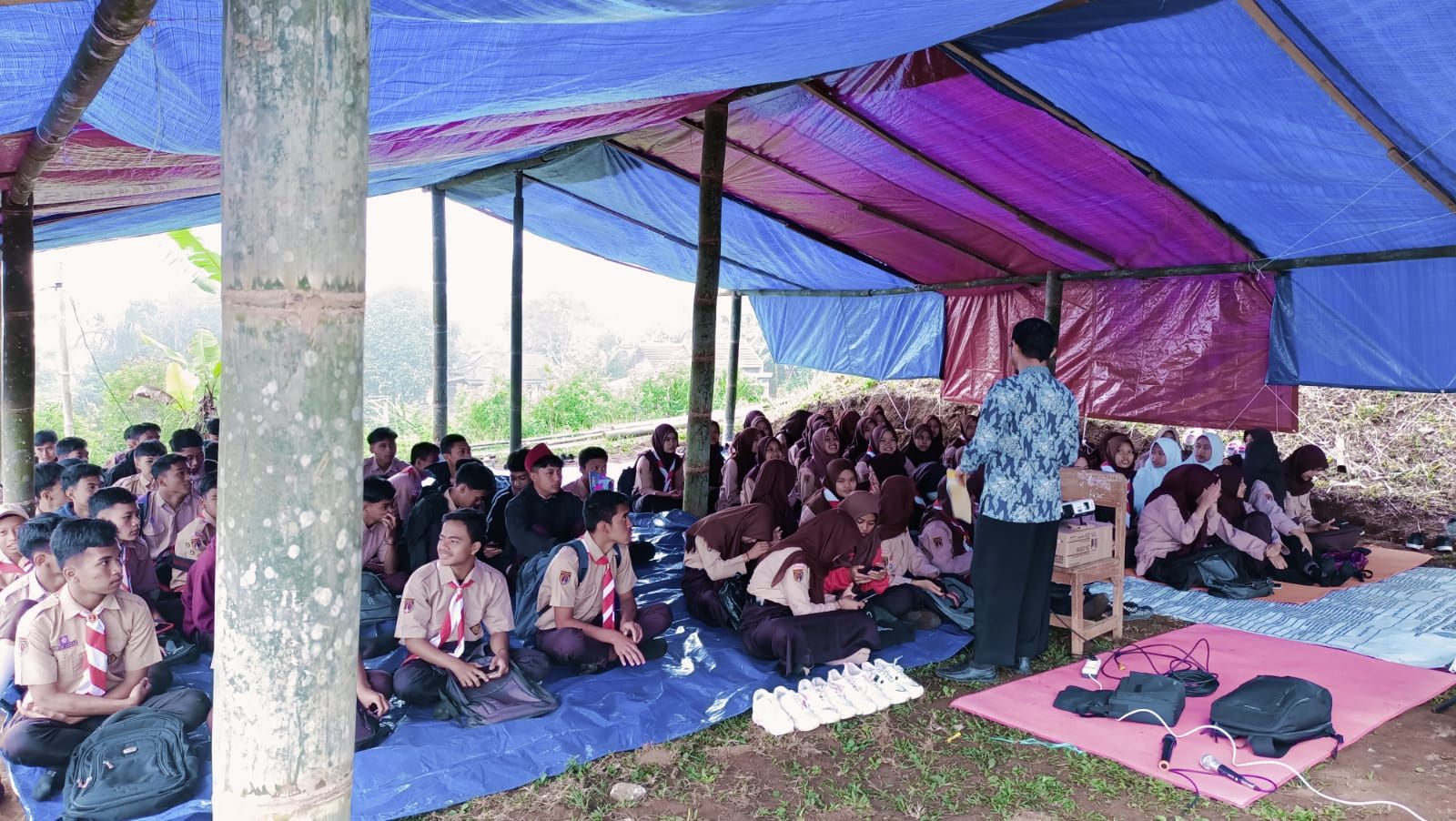 Siswa SMk Negeri 1 Karangjambu Purbalingga sempat belajar di tenda sebelum pindah ke kios pasar.