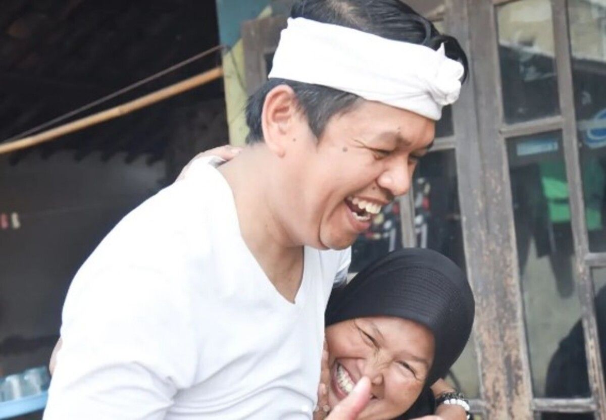 Dedi Mulyadi yang digugat cerai Bupati Purwakarta, masih bisa bercanda memeluk janda, dan membantu wong cilik. Tangkapan layar. /Instagram/@dedimulyadi71/