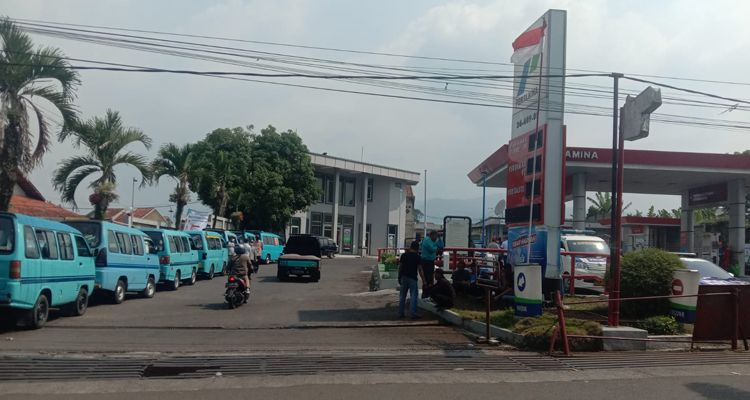 Angkot di Kabupaten Bandung antre subsidi BBM gratis di Soreang,Rabu 28 September 2022.