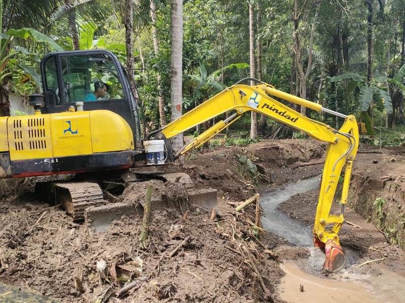 Alat berat milik BBWS Citanduy tengah melakukan pengerukan anak sungai di Desa Pamotan Kalipucang Kab Pangandaran.